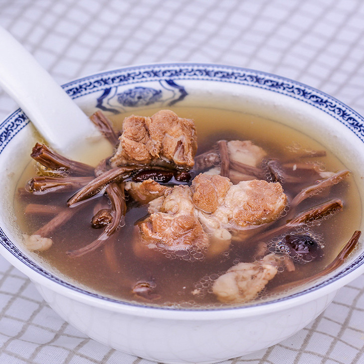  p>薏米茶树菇排骨汤是一道药膳.准备好所有的材料.