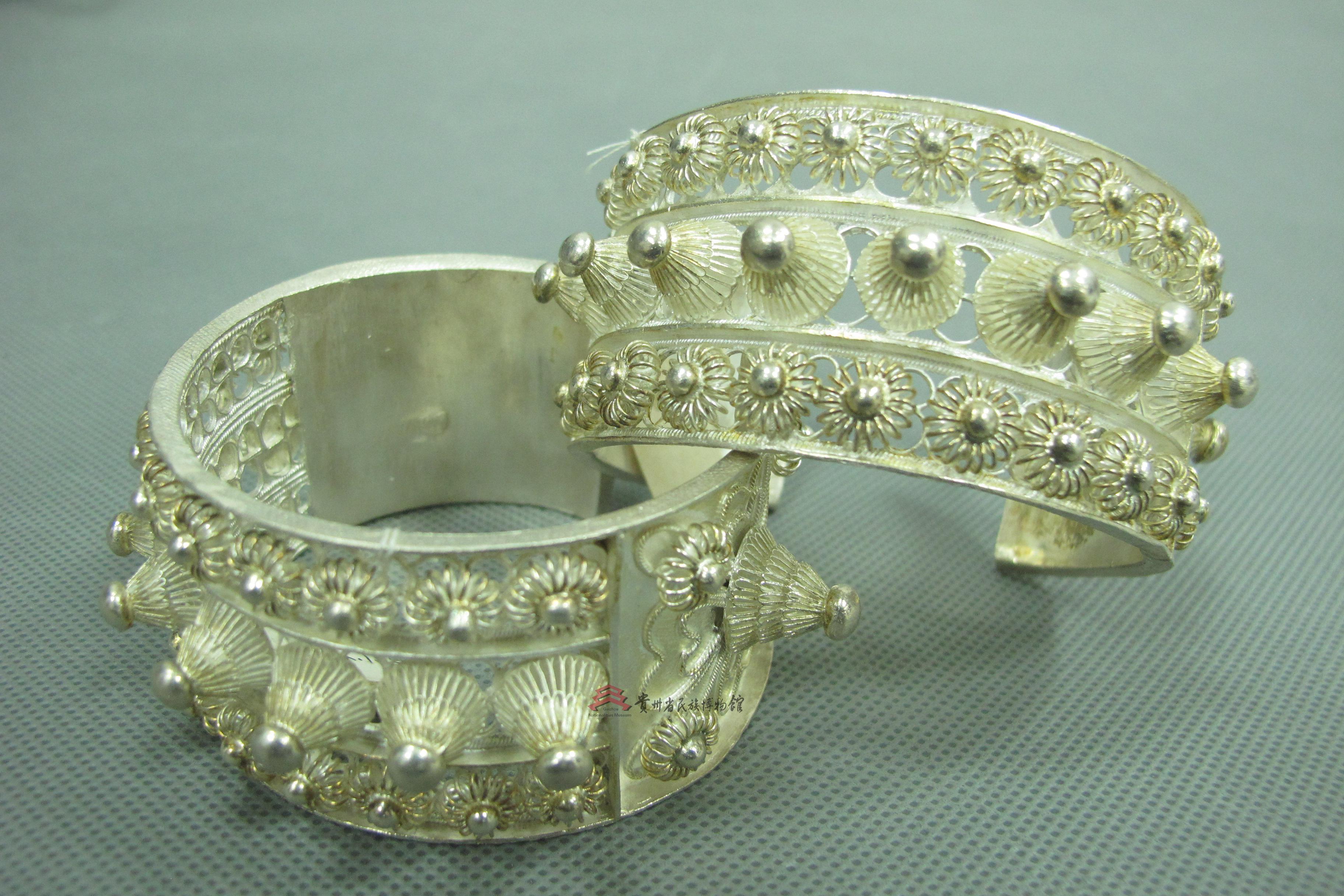 当代施洞苗族三排珠花银手镯