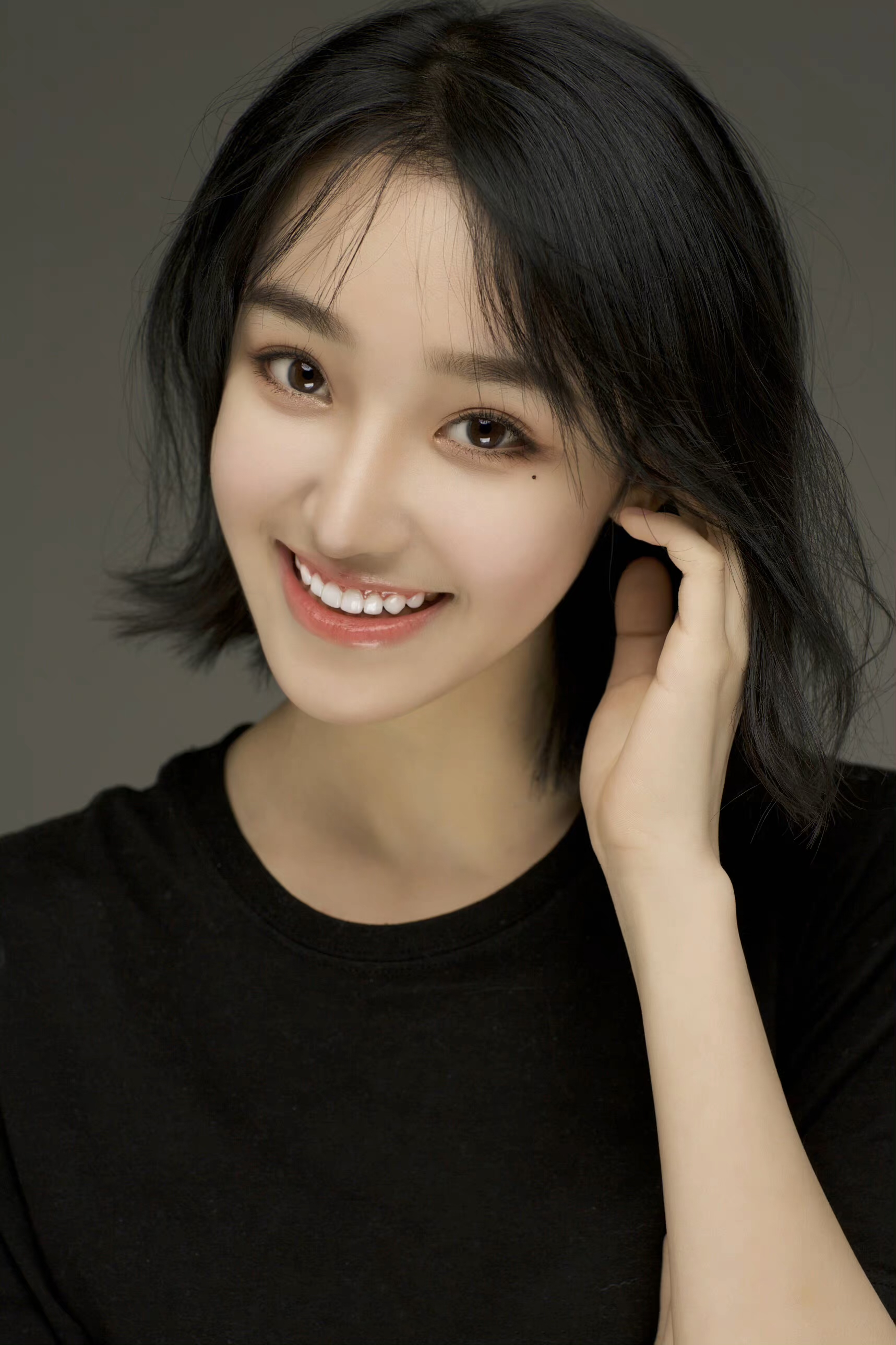 罗奕,1998年5月1日出生于江西省赣州市,中国内地女演员,毕业于北京