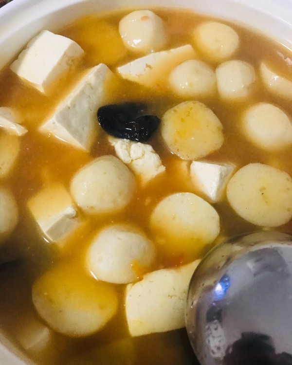  p>鱼丸烧豆腐是由豆腐,鱼丸等为主要食材做成的一道菜品,属于家常菜.
