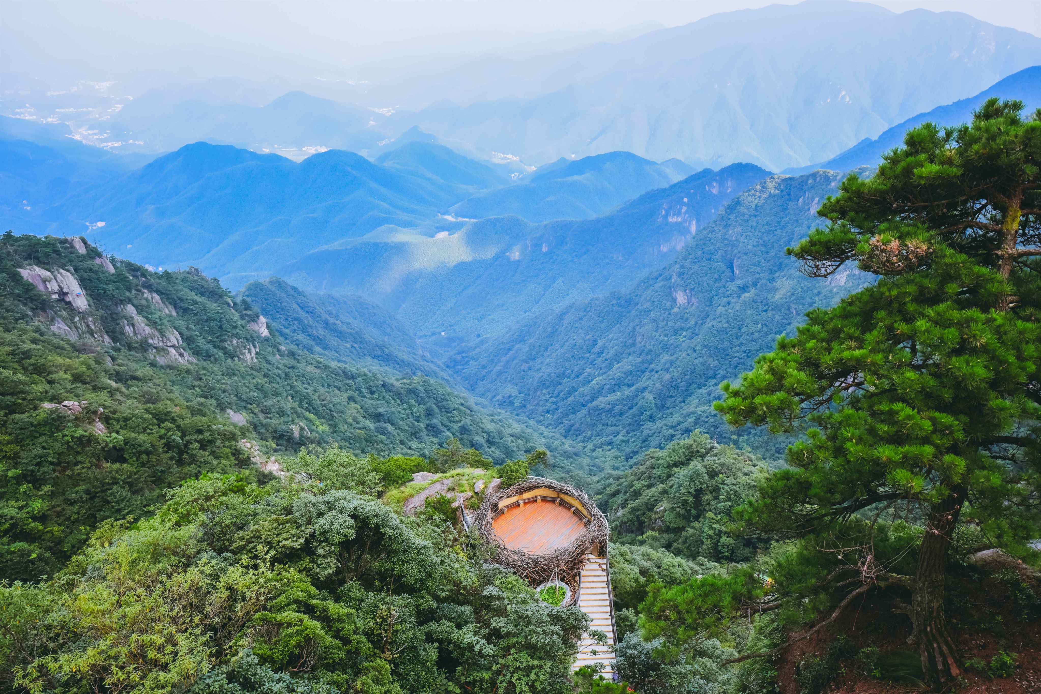  p>云上草原国际山地旅游度假区,位于浙江安吉山川乡,占地约5000亩