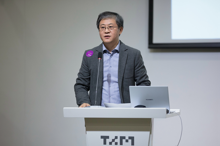 汉族,中共党员, a target="_blank" href="/item/清华大学美术学院