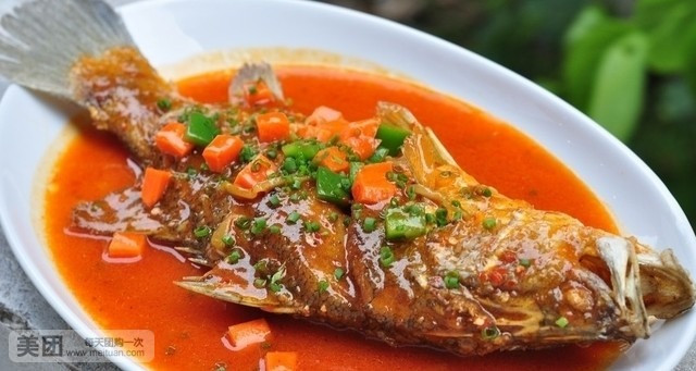 该菜品以鲤鱼为主料,辅以盐,葱,辣椒粉,五香粉制作而成. /p>