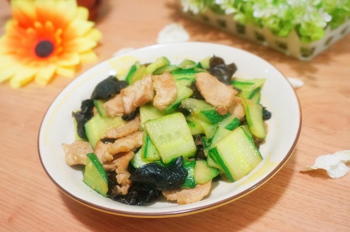 猪肉木耳炒黄瓜片