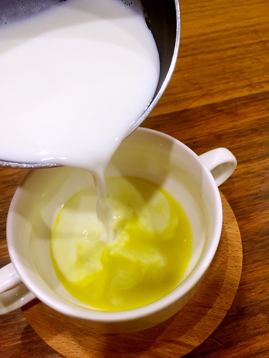  p>姜汁(ginger juice)是由姜为主要食材做成的一道菜品,属于粤菜