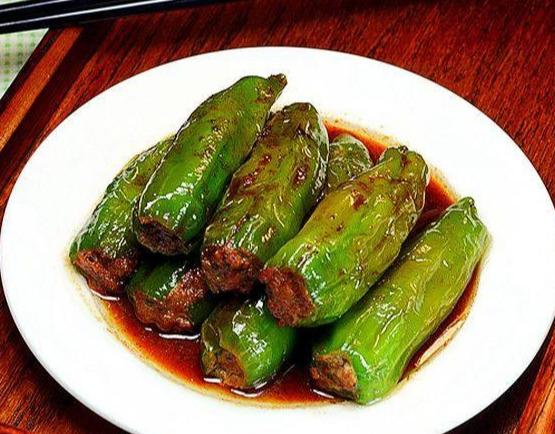  p>青椒酿肉是一道传统川菜是由青椒,主要原材料有青椒,猪肉碎,马蹄等