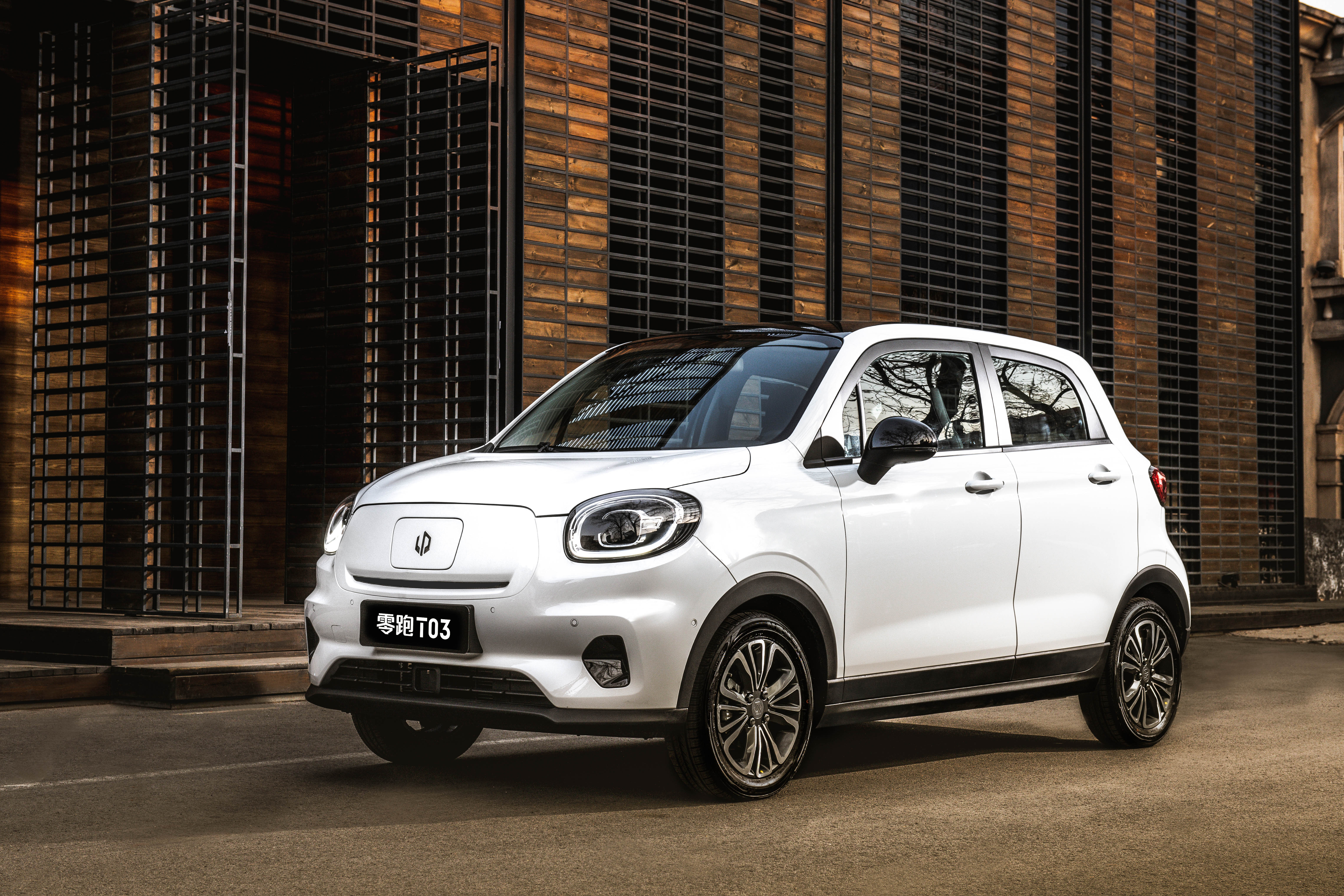  p>零跑t03定位长续航智能纯电小车,采用5门4座布局,长宽高分别为3620