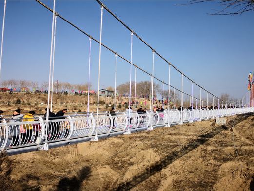  p>北塬玻璃栈道位于临夏市临夏县北塬乡钱家村观光路玻璃桥景区. /p>