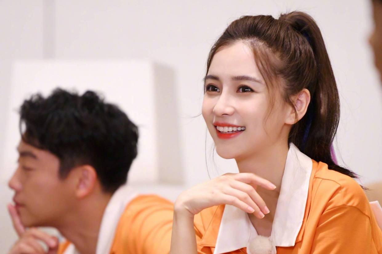 嘴上涂口红怎么吃东西？郑恺模仿很真实，看到baby：女生都学起来_百科TA说