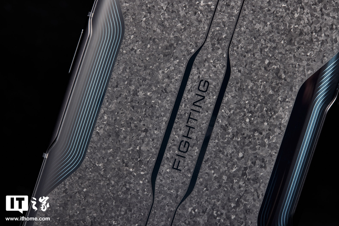 IT之家开箱」Redmi K40 游戏版逆鳞特别款图赏：独特微晶工艺_