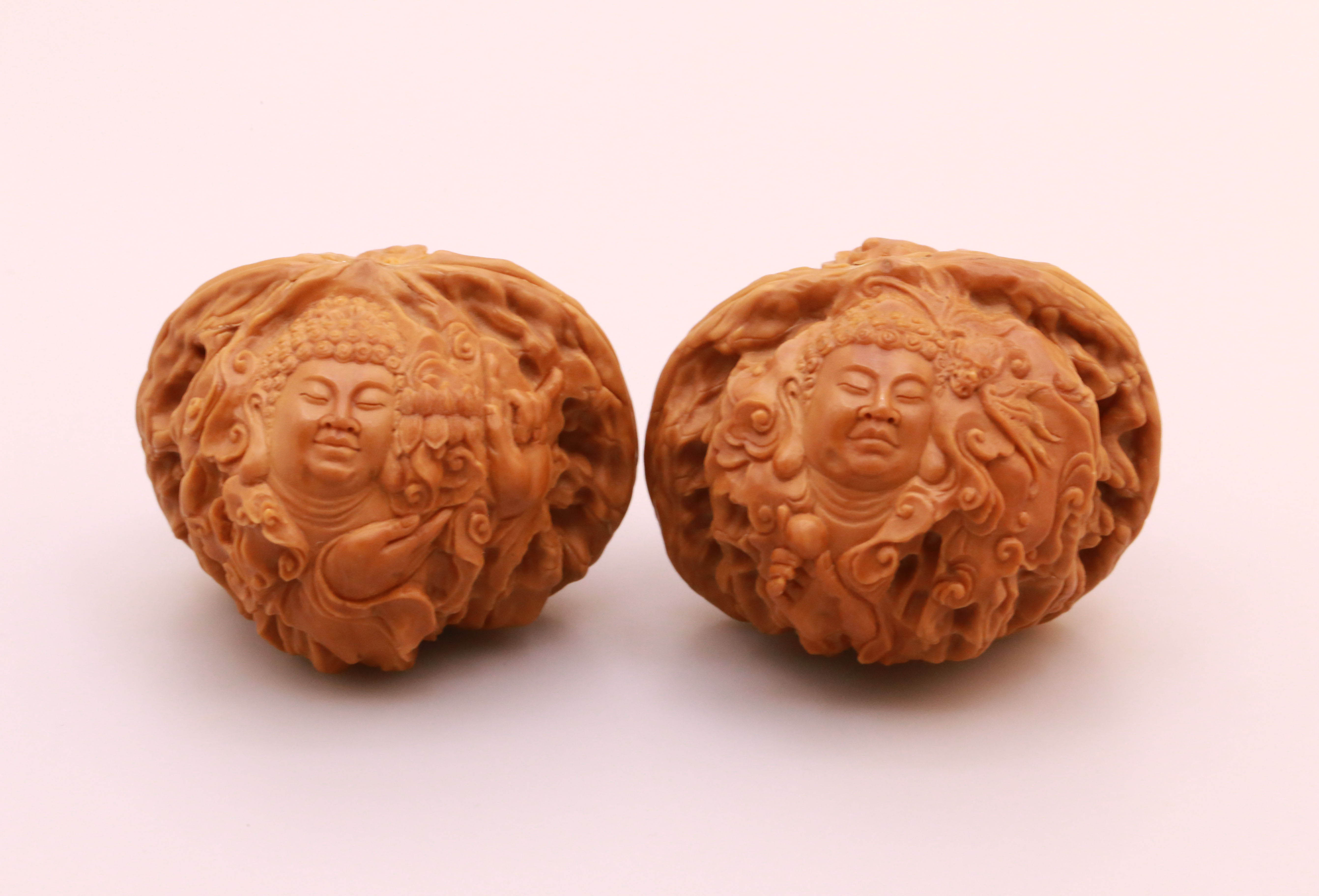 data-id="2jxkahbhlao">方振杰,字:明玄,出生于1974年,京派核桃雕刻师