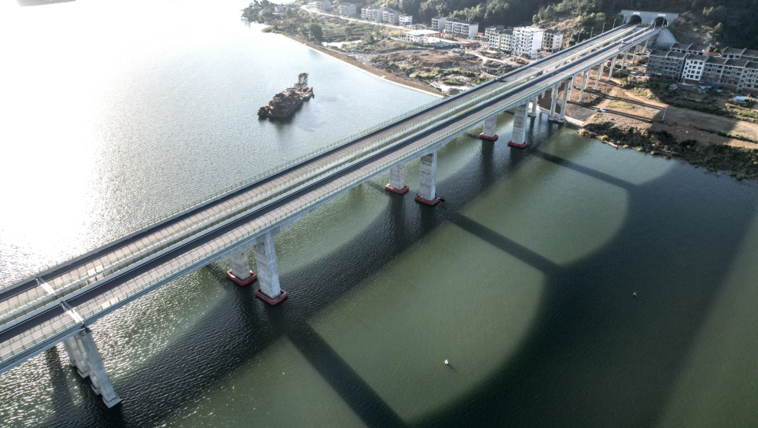 新高速",是中国湖南省境内连接怀化市沅陵县和娄底市新化县的高速公路