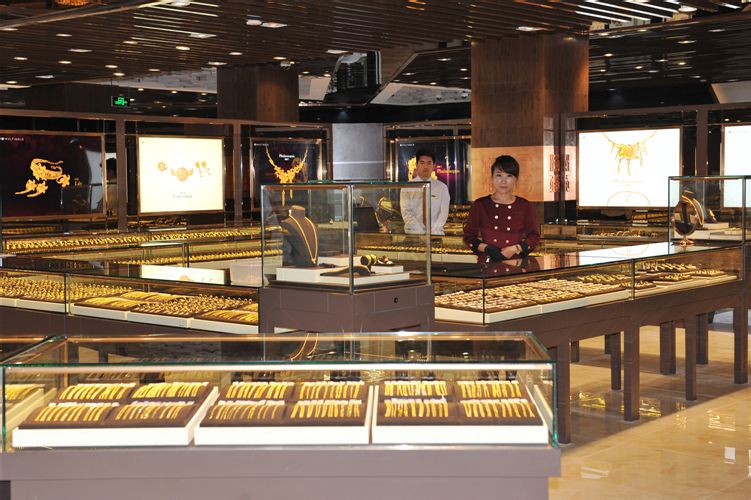 >商品结构 /a>与销售理念,开创了线上线下互动结合的黄金珠宝电商平台
