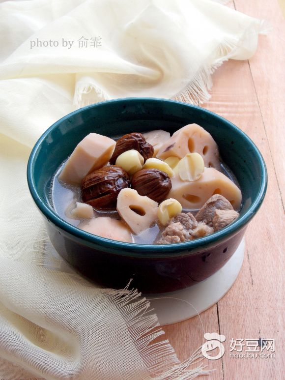  p>双莲扇骨汤,很清润的一款汤水,有着莲藕和莲子的软绵,再加上蜜枣的