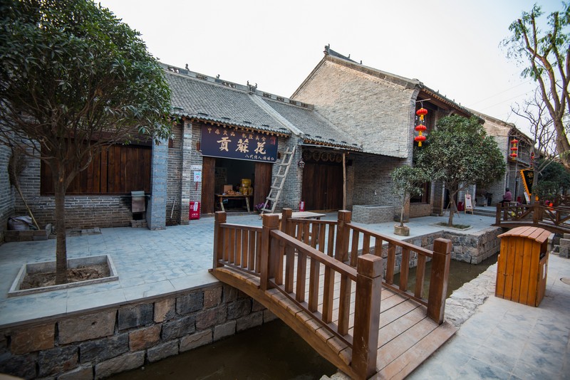  p>七贤民俗村(原锦绣云台温泉山庄),是一处以民俗小吃,河南非遗,室内