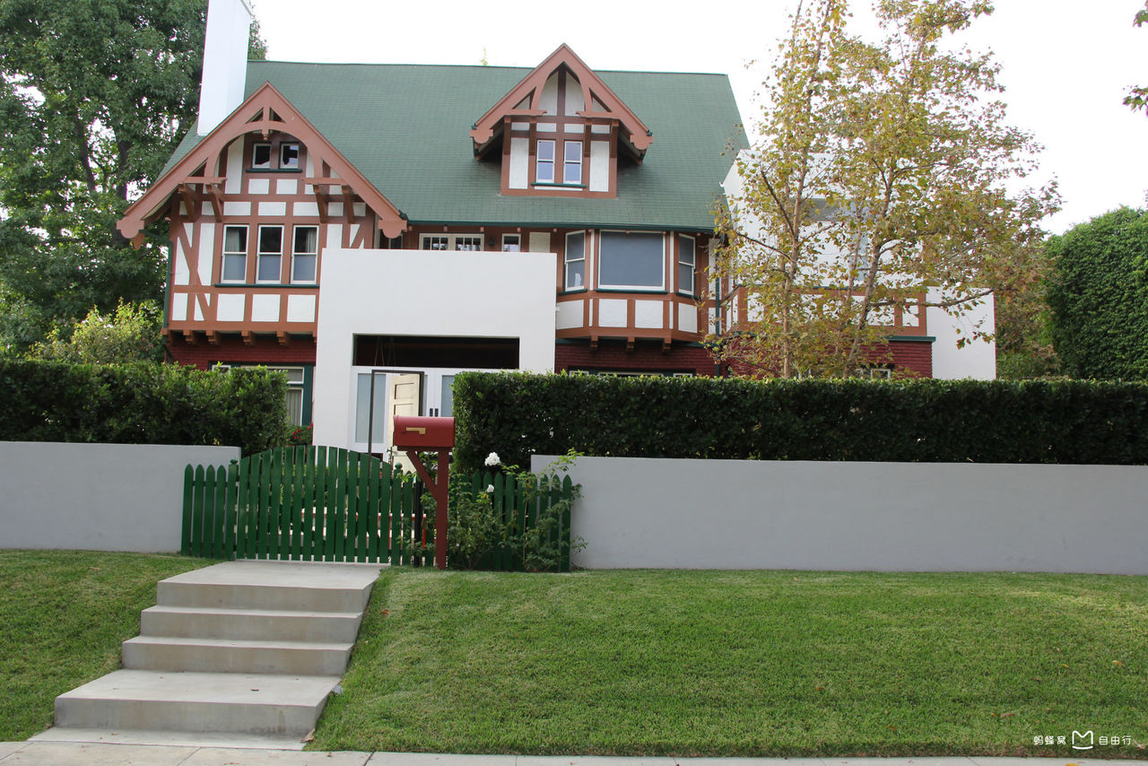  p>比弗利山庄(beverly hills)位于 a href="#" data-lemmaid="125486