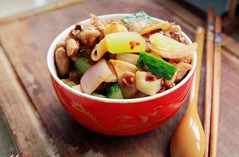 id="gnwmwz1808">小烧什锦是一道地道的菜式,口味是酱香味,色泽金黄