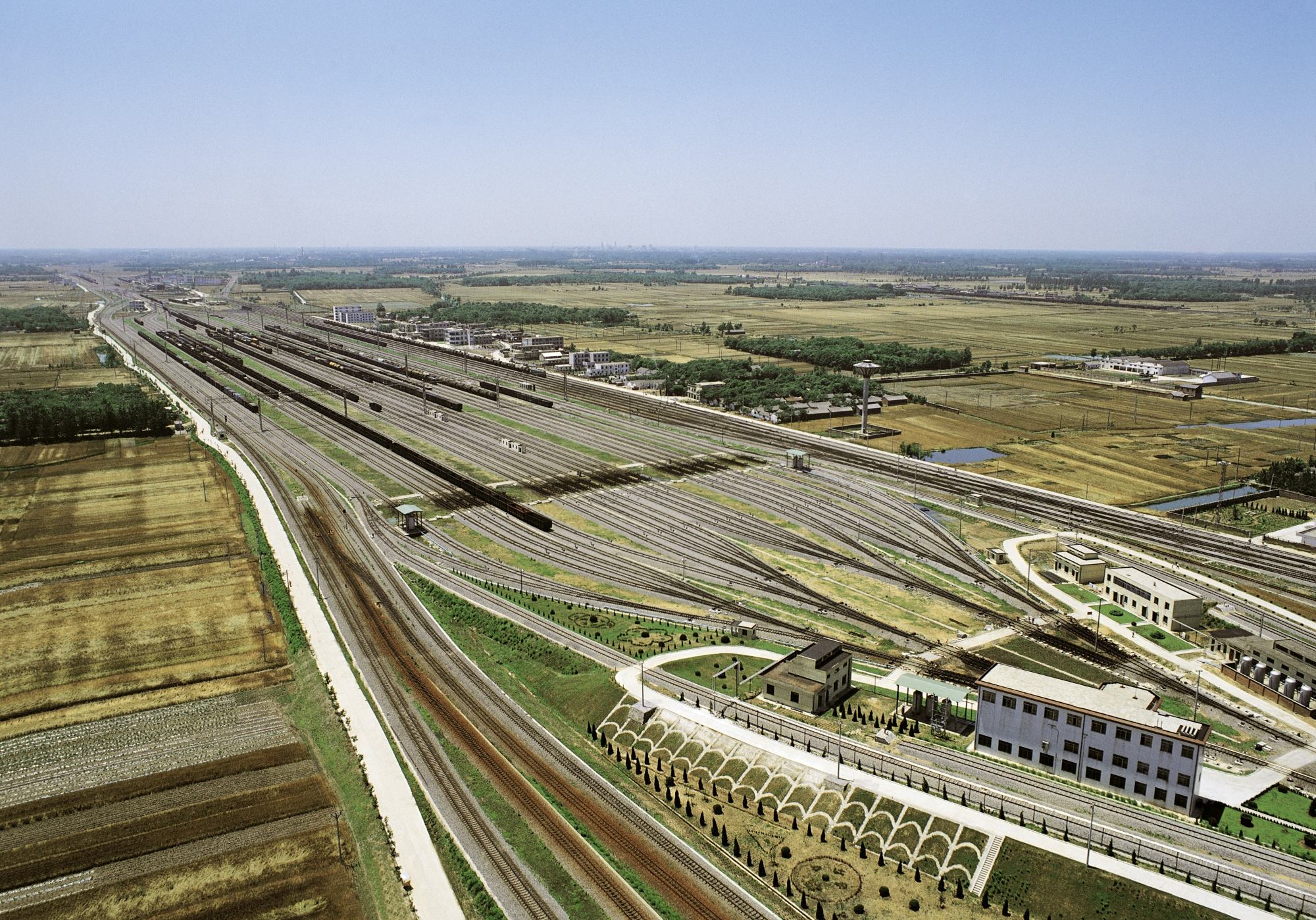  p>京九铁路(beijing-kowloon railway),简称京九线,是中国境内一条