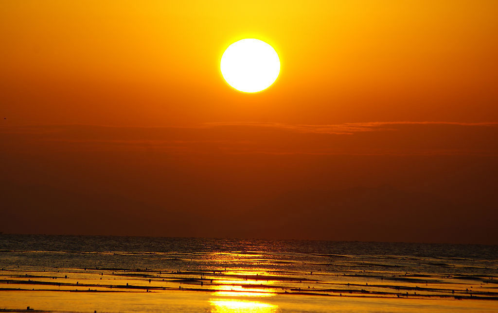 一般是指太阳由东方的地平线徐徐升起