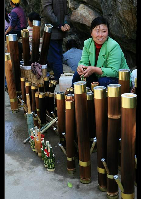  p>吸竹筒水烟是民间古老习俗.