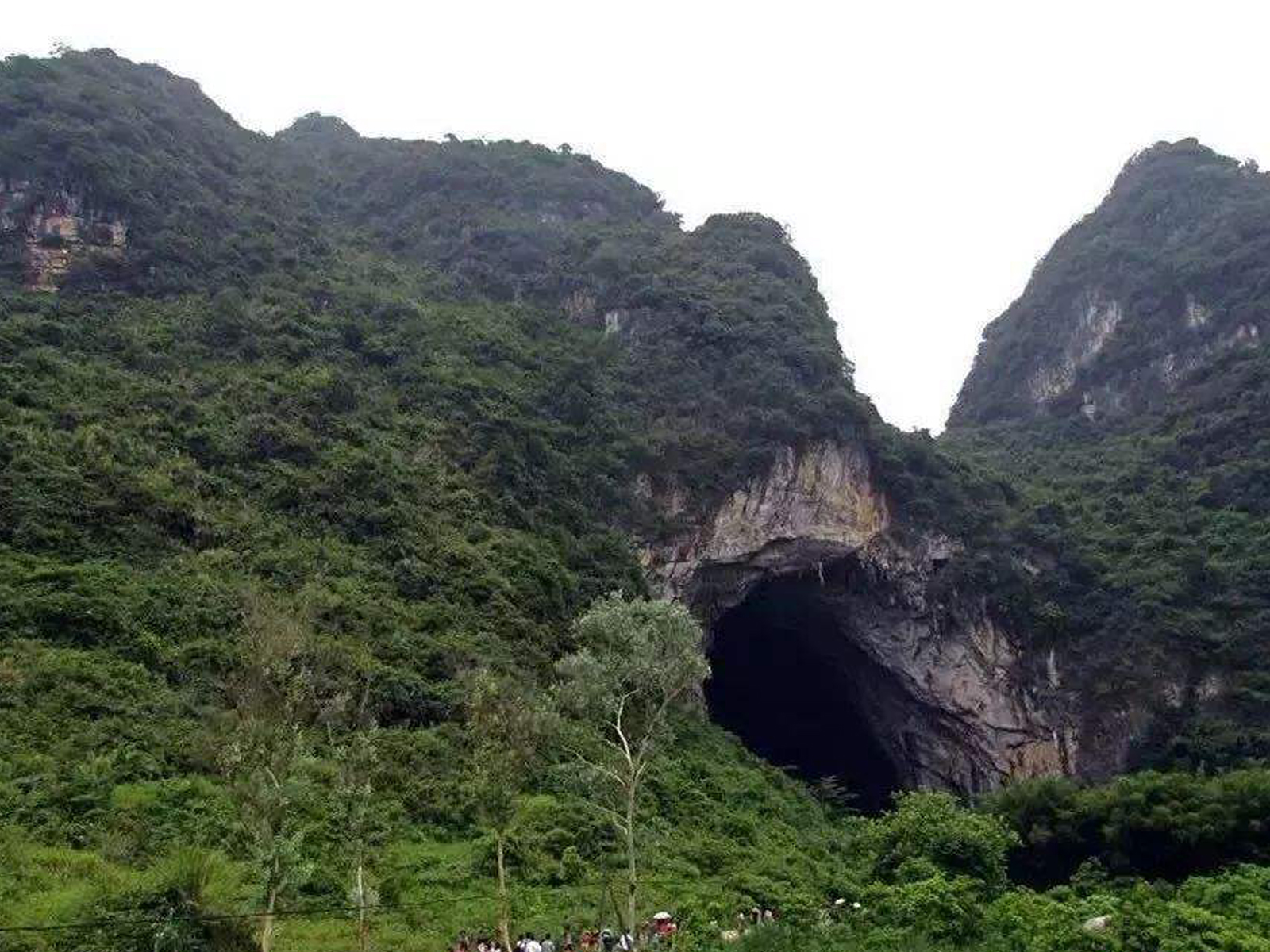  p data-id="gnzlfl6i6r">燕岩风景区位于怀集县西南面的桥头镇,距