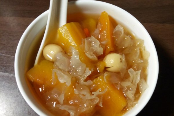  p>红糖木瓜汤,是以木瓜,枸杞,红枣,老姜为原料制作的一道菜品. /p>