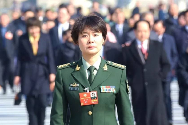 霸王花雷敏：15岁入特警队，后获大校军衔，却甘愿嫁给成都一保安_百科TA说