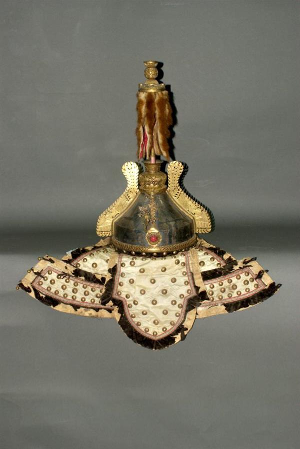  p>清守备吴杰的铜盔是清代时期的一件文物,现收藏于浙江省博物馆.