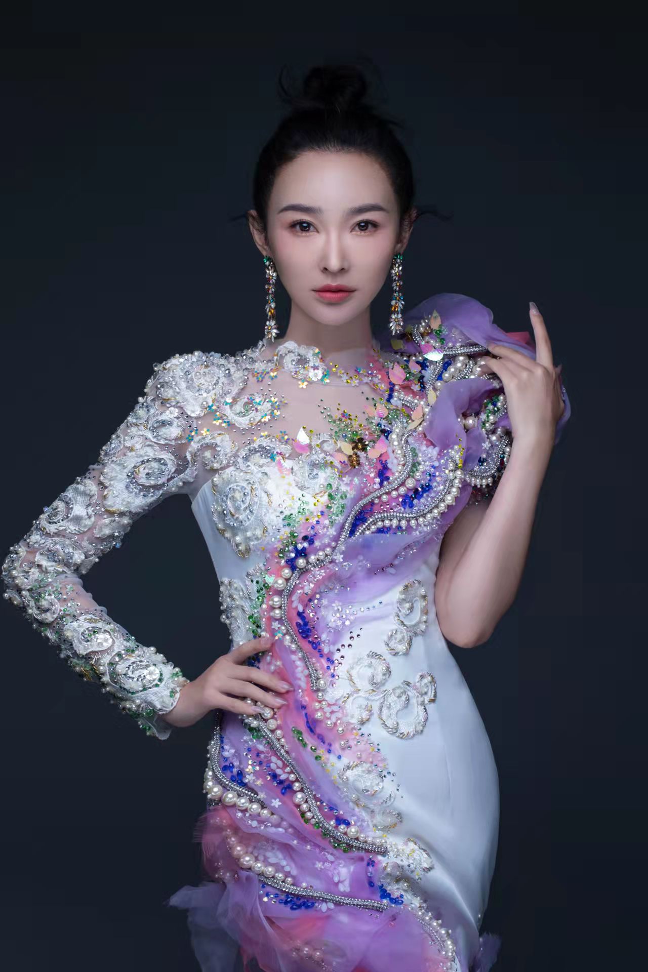  p>王芳,出生于辽宁省辽阳市,中国内地民族唱法歌唱演员,毕业于沈阳