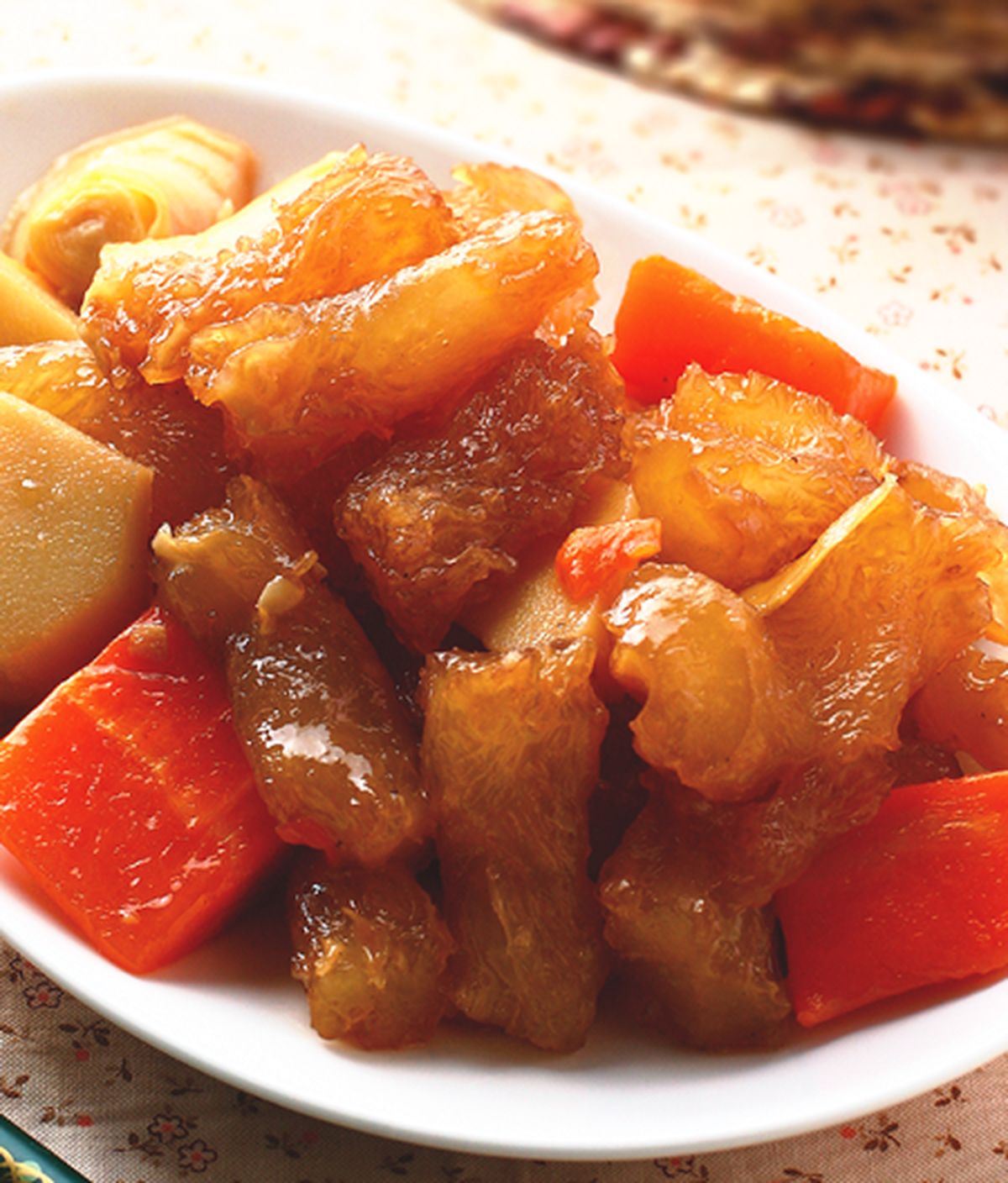 8vle8ez">五香萝卜烧蹄筋是一道鲜香可口的家常菜,主要原料为牛蹄筋