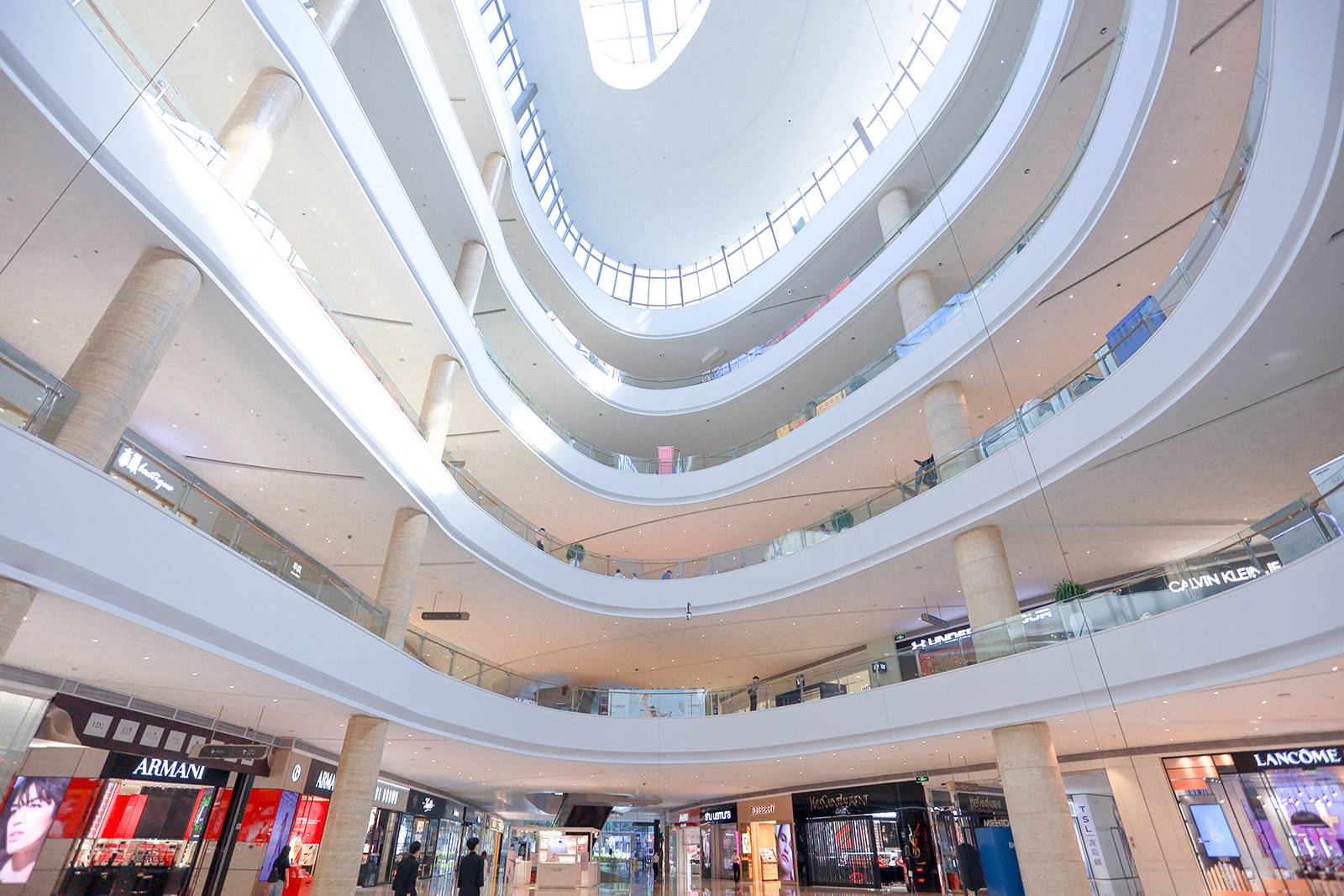  p>海雅缤纷城于2013年1月19日试运营.2013年9月13日正式开业.