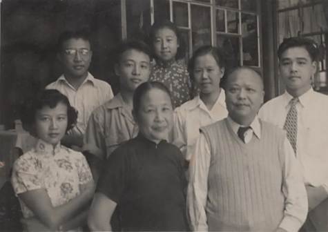 <p>许倬云的父亲（前排右）和母亲（前排中）