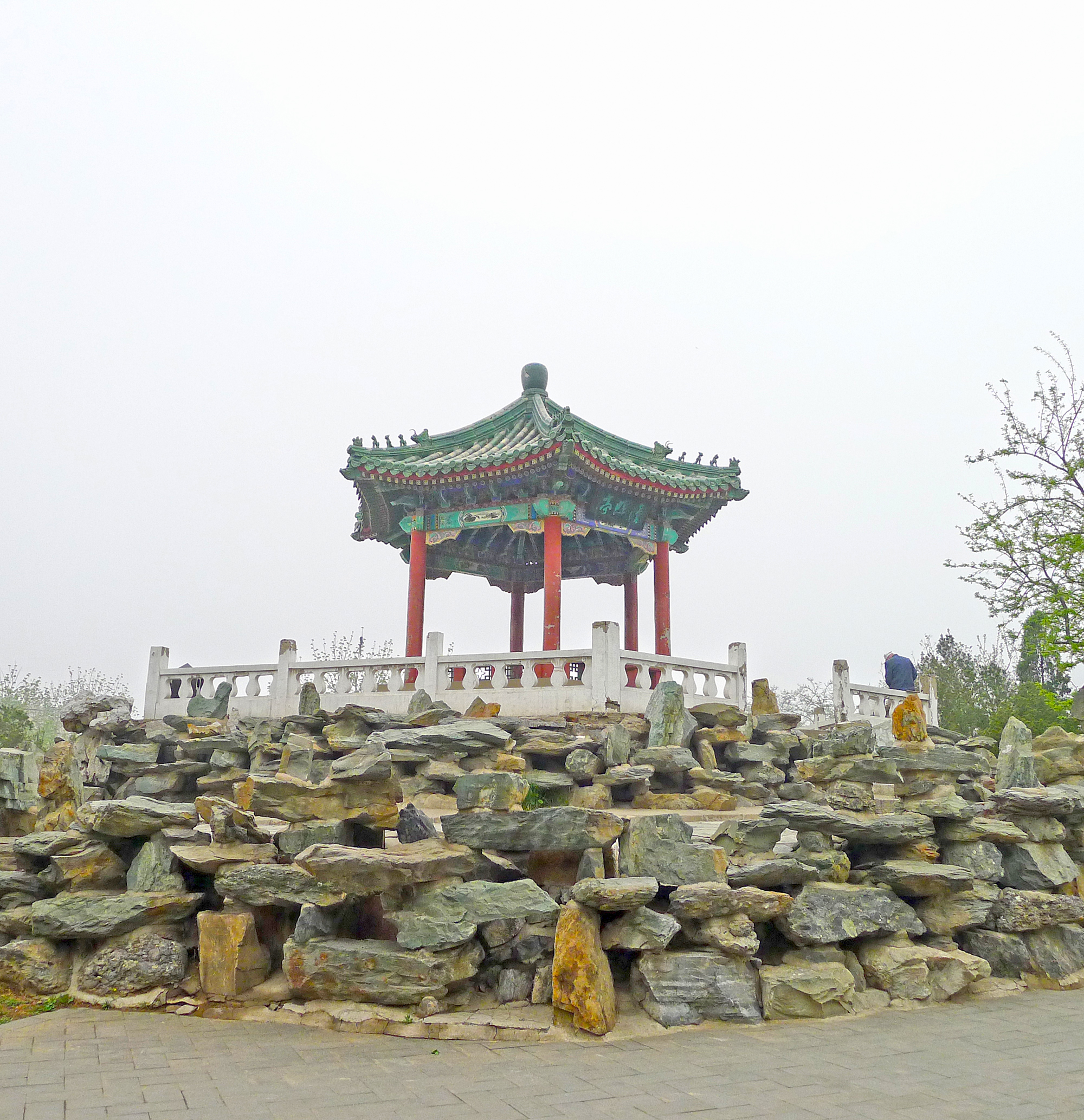 酒店是一座位于北京市朝阳区建国门外日坛路使馆区的五星级的涉外宾馆