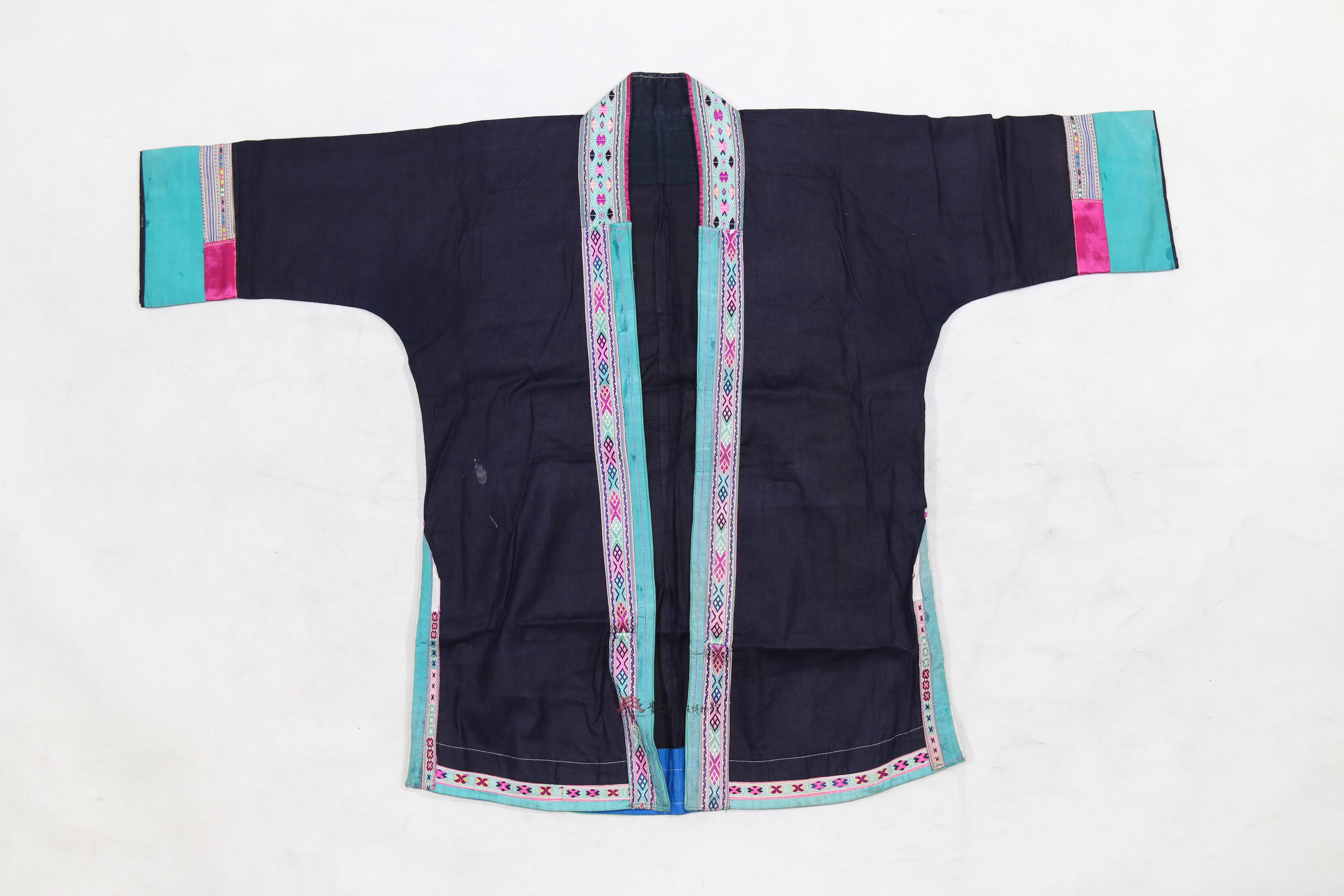 当代黎平侗族靛染挑花几何纹对襟衣