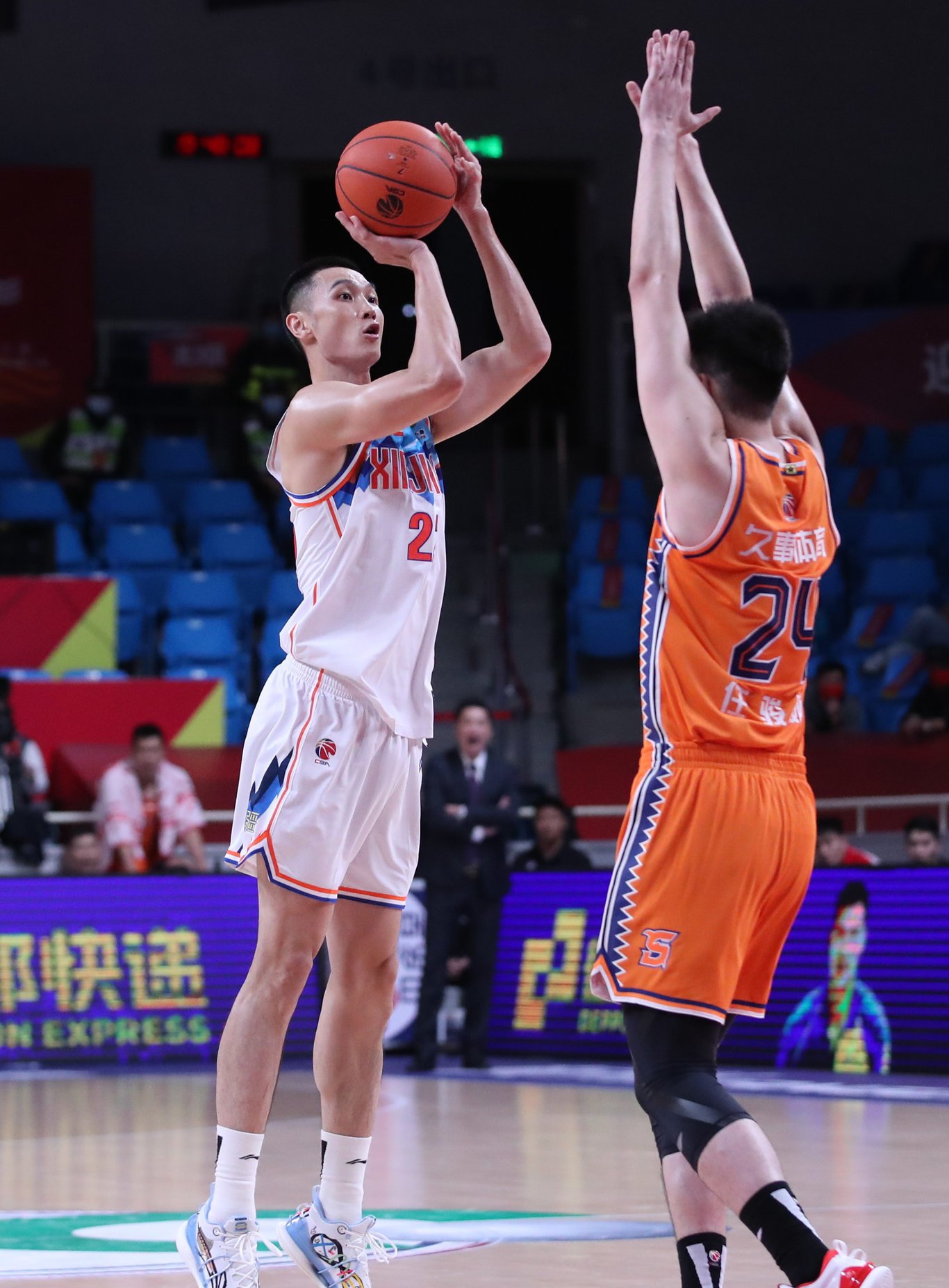 朱旭航,1993年12月24日出生于河南省洛阳市汝阳县,中国职业篮球运动员