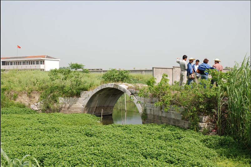  p> 忠显桥位于丹阳市珥陵镇中仙行政村太子庙村西南角处,东西朝向