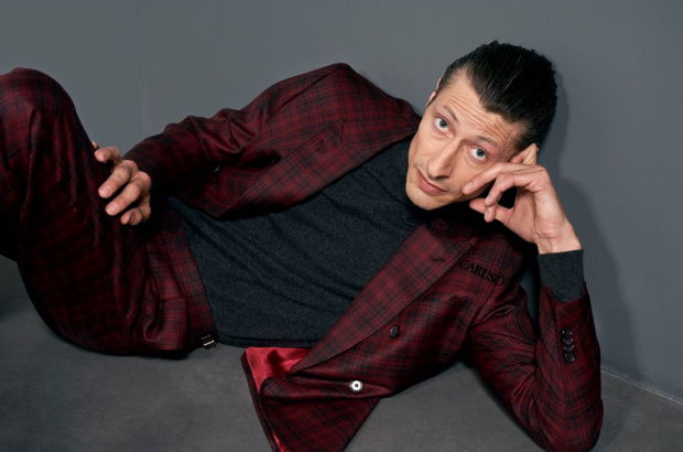  p>caruso(卡鲁索)是拉斐力·卡鲁索股份有限公司旗下的服装品牌,主要