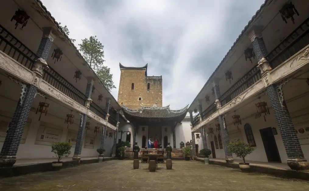  p>泸县屈氏庄园,又名方洞石牌坊老房子,位于四川省泸州市泸县方洞镇