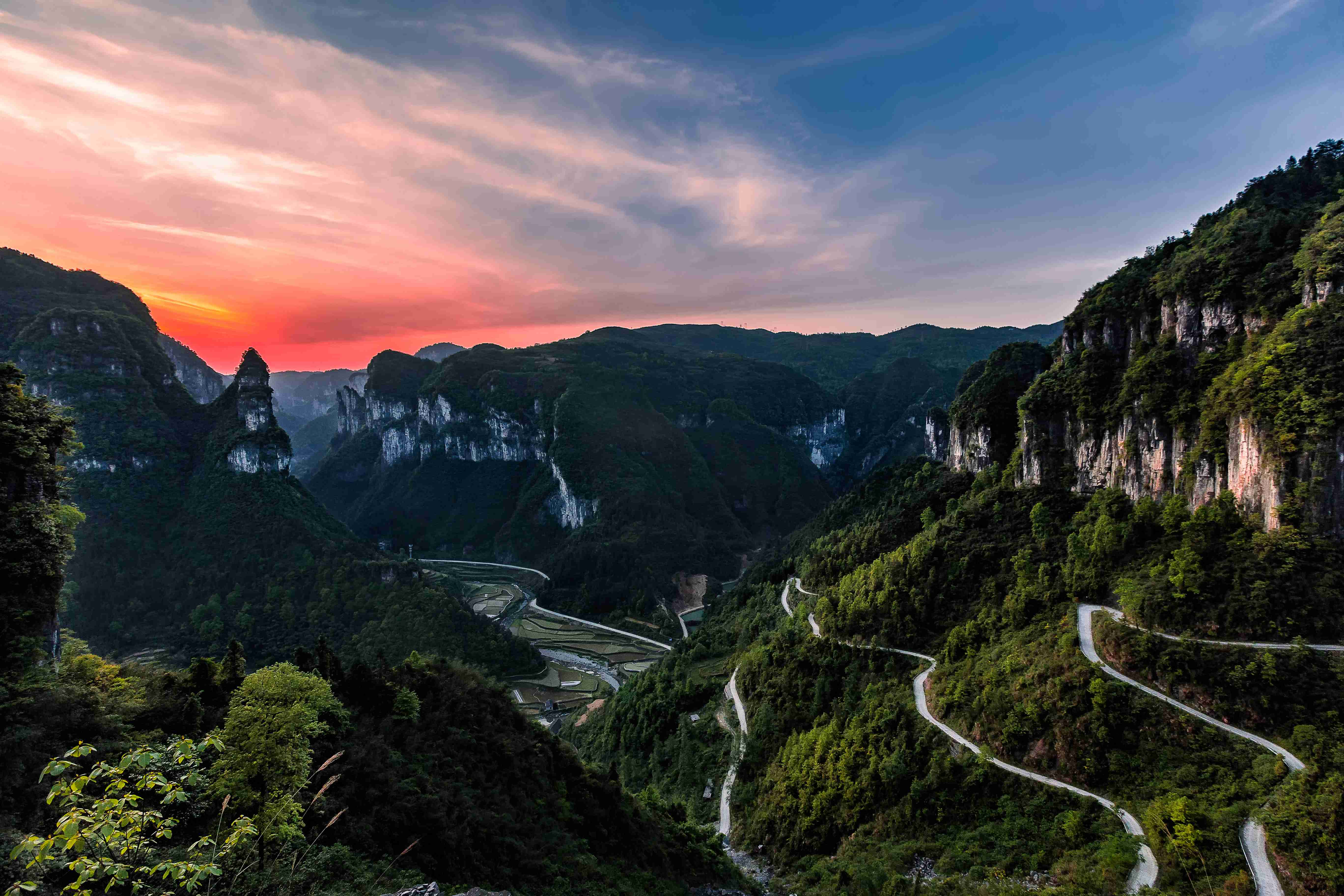  p data-id="gnaqs0wyfk">矮寨奇观旅游区,位于湖南省湘西土家族苗族