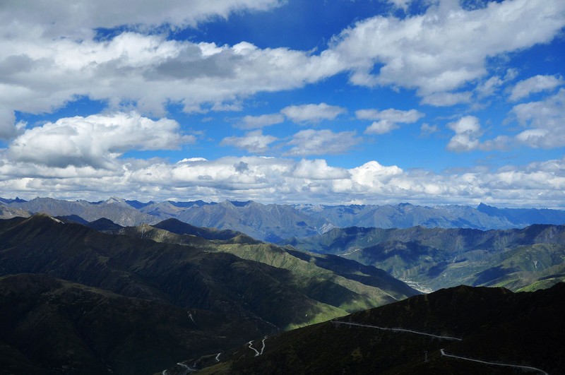 徐徐展开,登顶俯瞰,可饱览藏南谷地的秀丽风光