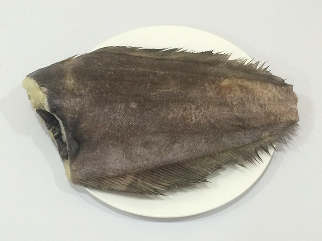  p>虽然鲽鱼种类很多,但可以加工咸干品的只有2～3种,它的产品为去除