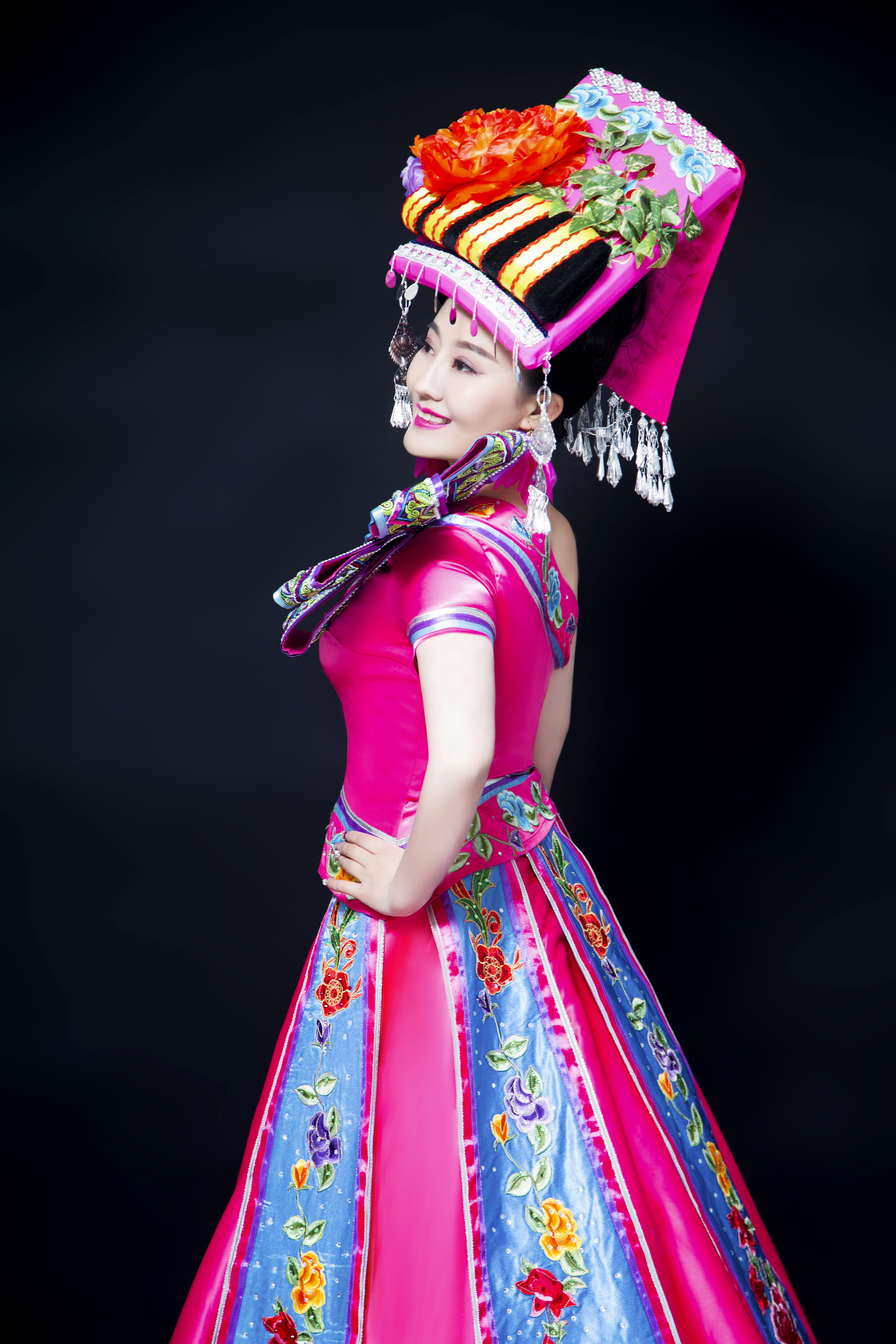  p>张兆艳,中国内地女歌手,1988年3月19日出生于云南省普洱景东彝族