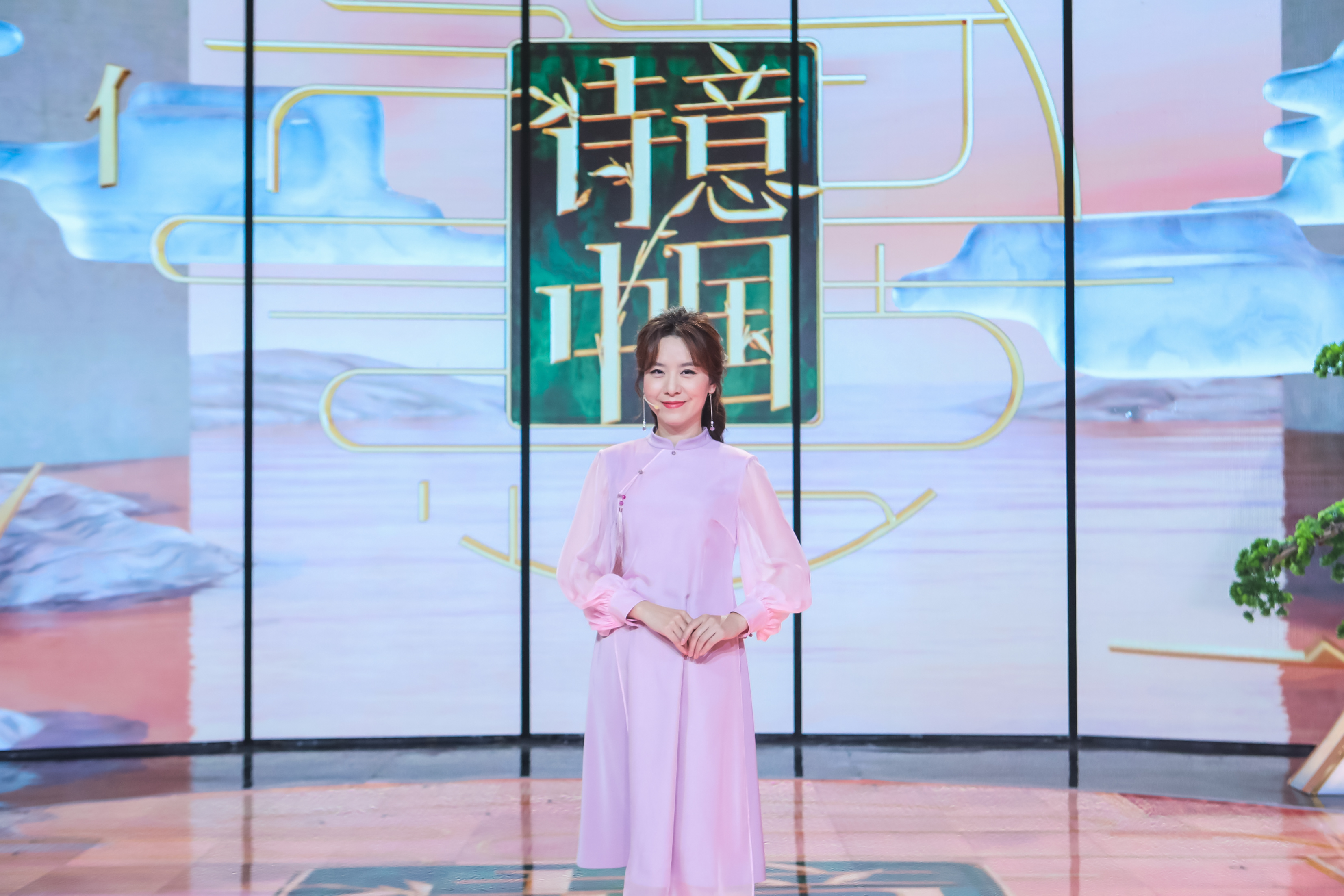 p data-id="gnzmbetj05">《诗意中国》是由深圳卫视推出的大型原创