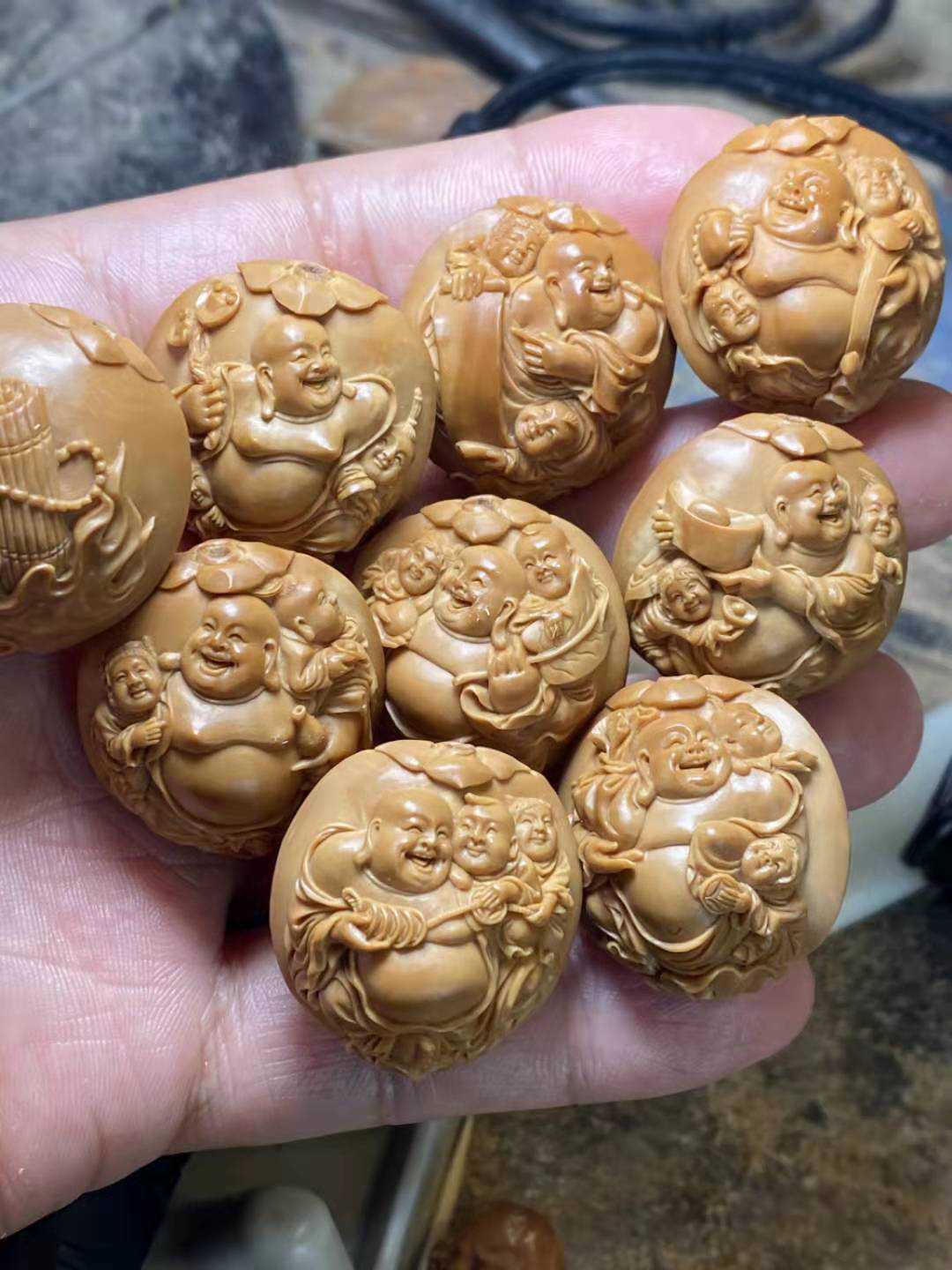  p>马良,中国汉族人,工艺艺术家,国家工艺美术师,核雕工艺师.