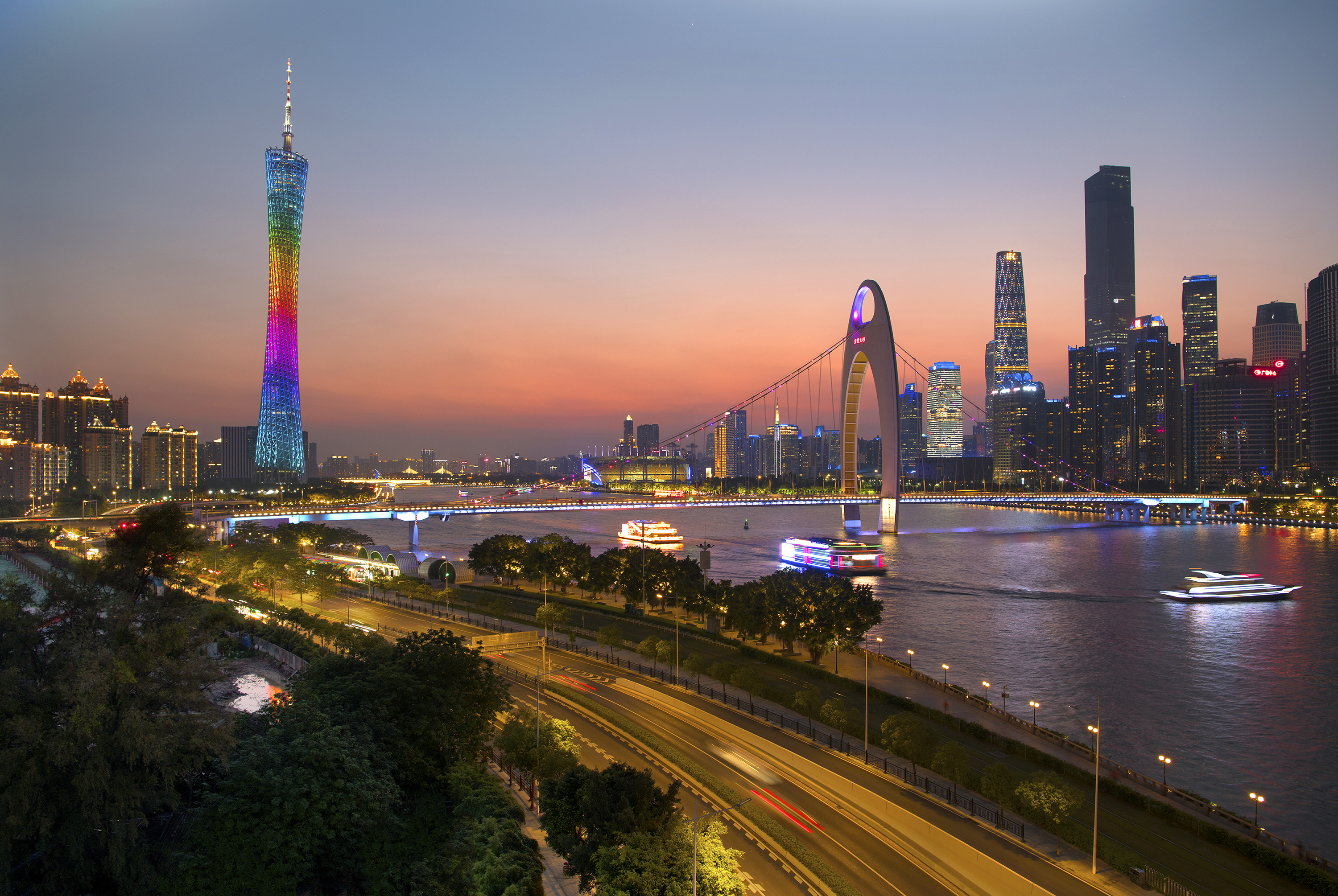  p>"珠江夜游"是指乘游船夜游珠江广州核心河段,该河段景色秀丽,游客