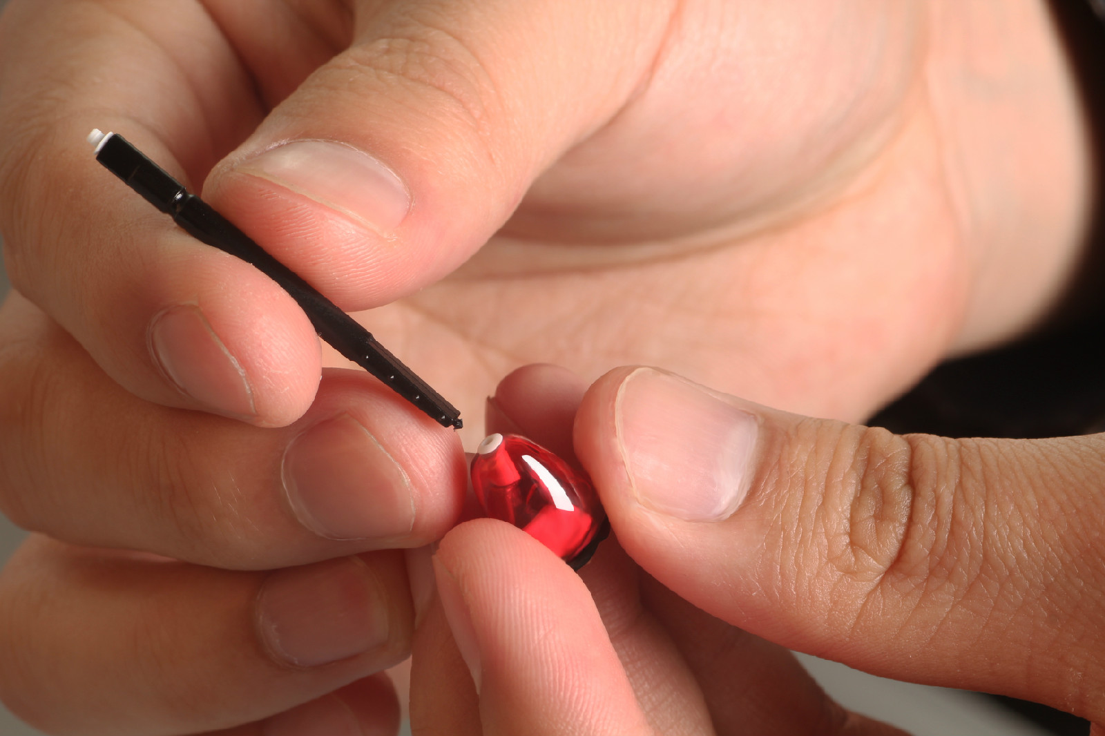 ="gnyuym9dvj">隐形助听器是近几年发展起来的一种最新型最小的助听器