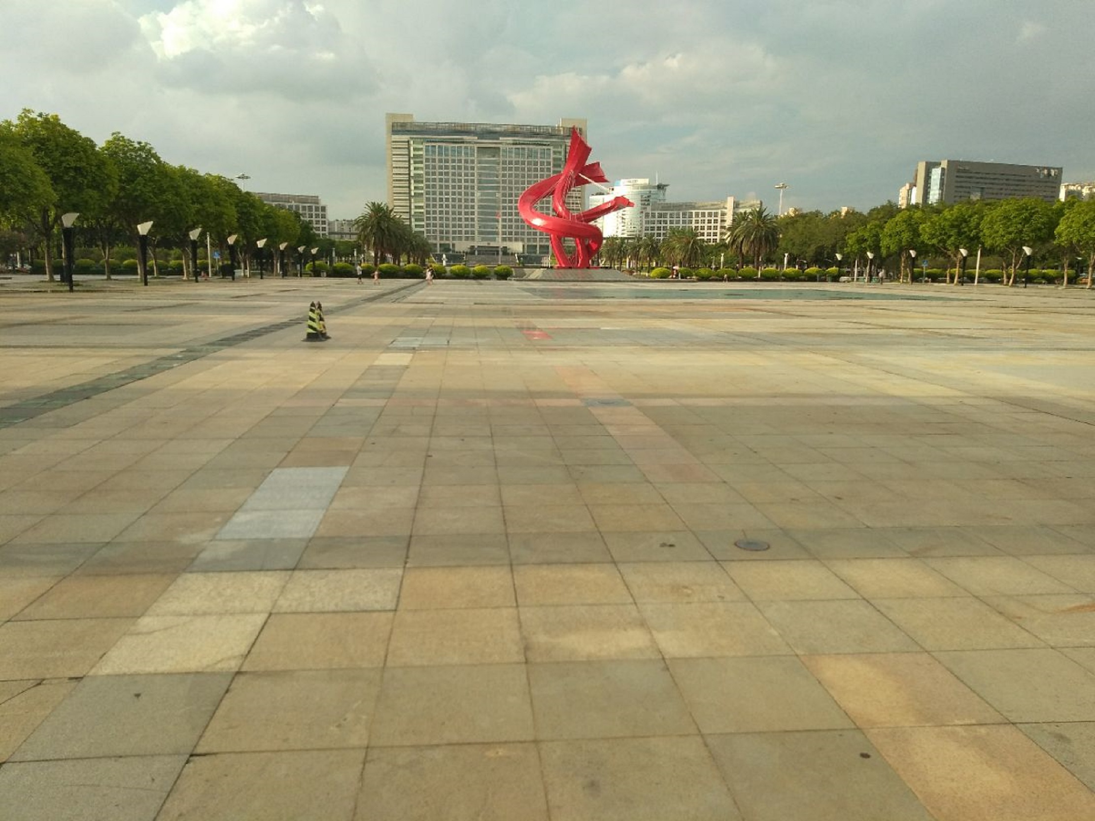 所以中心广场周边一大片都算是市中心东莞市是广东省地级市之一,也是