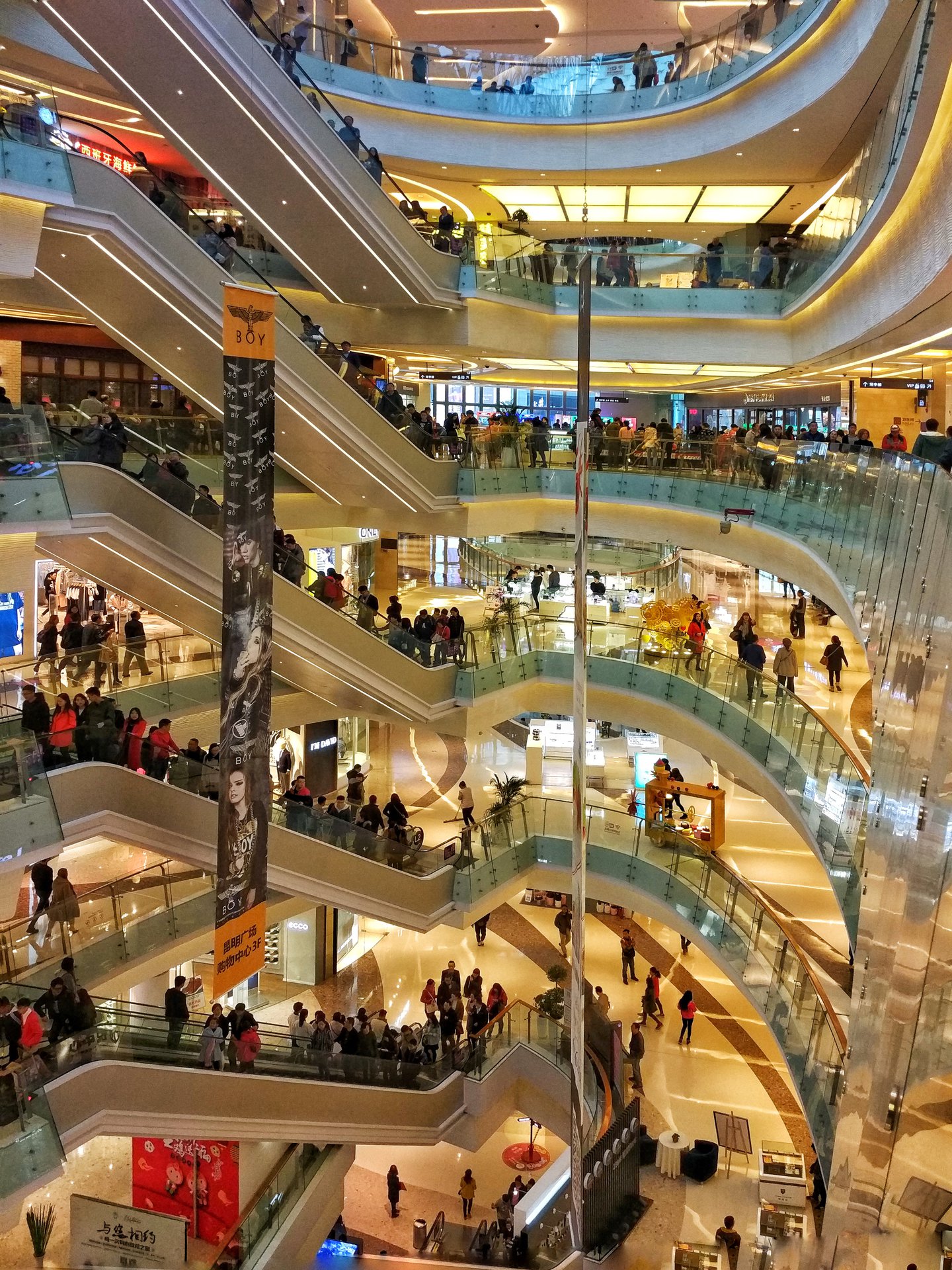 269米写字楼外,商业上近9万平方米"city walking"是昆明第一个精致时