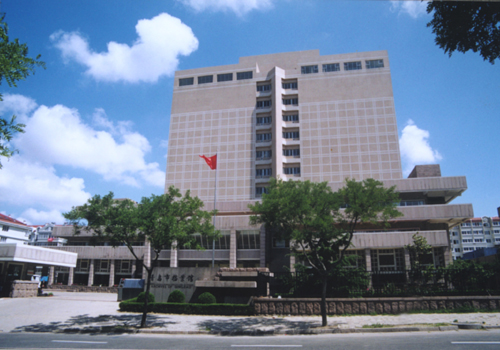  p>青岛市档案馆于1959年开始筹建,1961年7月正式成立.