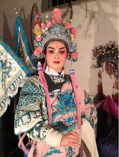  p>李珍,女,婺剧小生,1978年出生在浙江永康,她凭借20余年的舞台生活